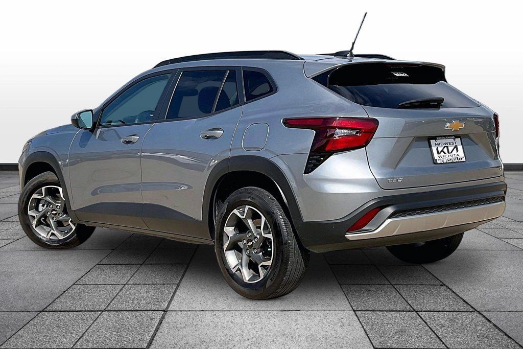 Used 2024 Chevrolet Trax LT FWD image 12