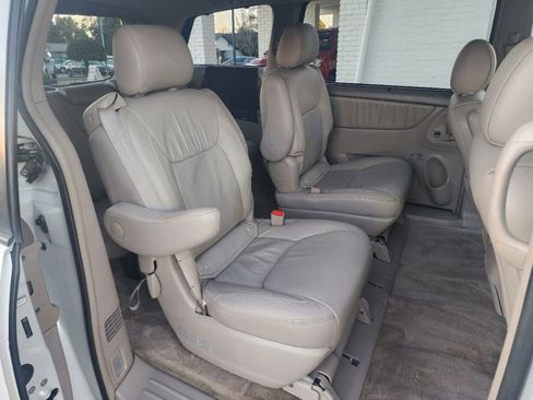 Used 2007 Toyota Sienna XLE image 12