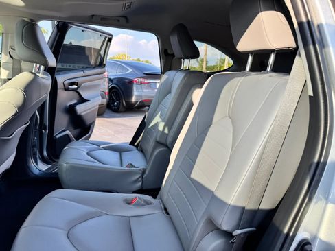 Used 2020 Toyota Highlander XLE AWD/4WD image 20