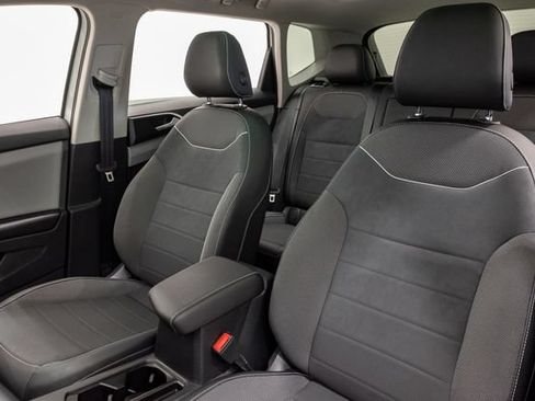 Used 2023 Volkswagen Taos SE w/ Panoramic Sunroof Package FWD image 9