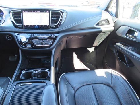 Used 2025 Chrysler Pacifica Limited FWD image 12