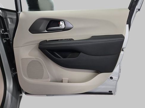 Used 2024 Chrysler Pacifica Touring-L image 11