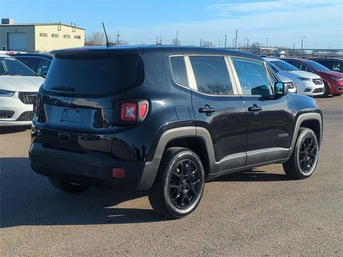 Used 2023 Jeep Renegade Latitude image 3