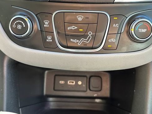 Used 2022 Chevrolet Equinox LS w/ LS Convenience Package AWD/4WD image 32