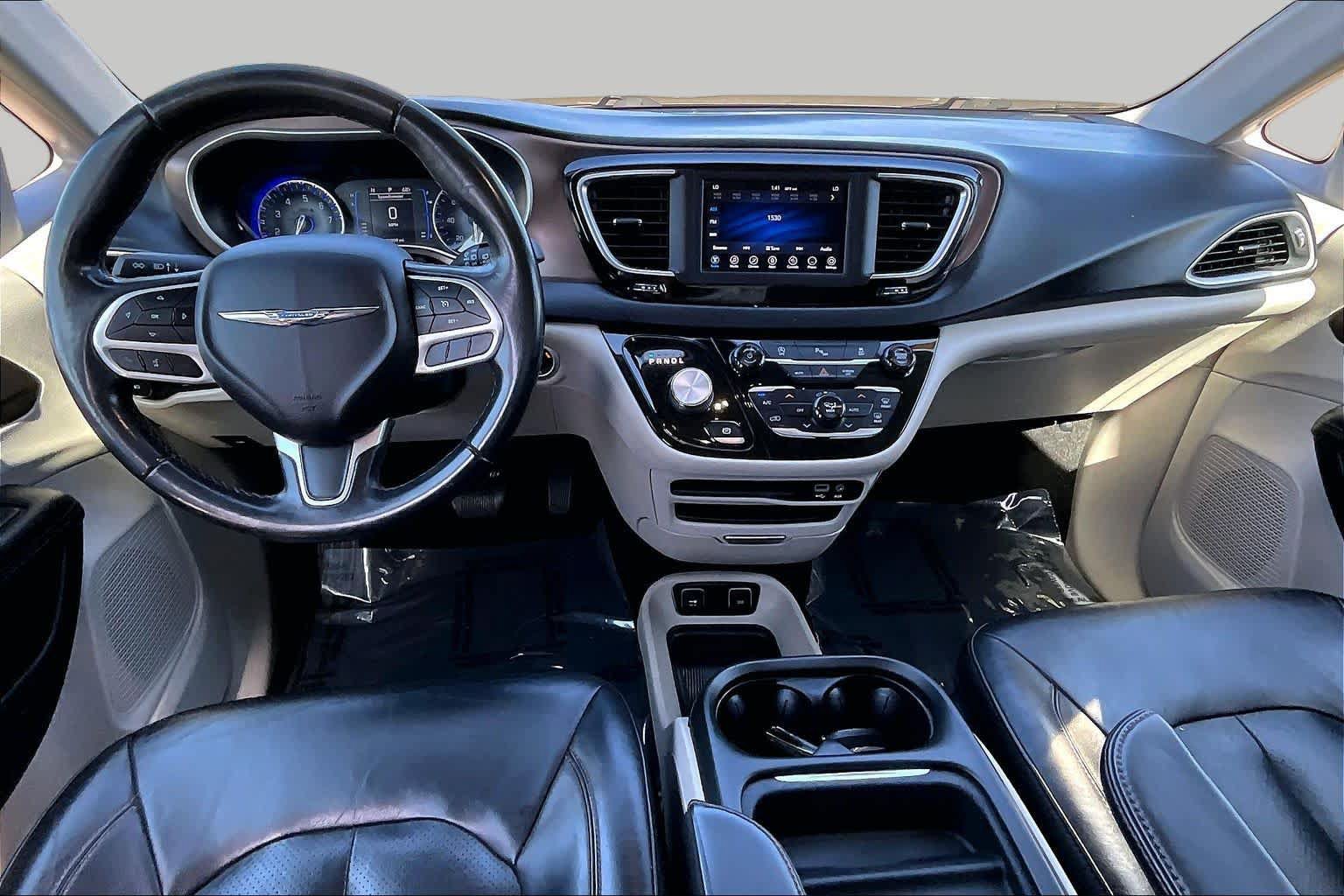 Used 2018 Chrysler Pacifica Touring-L FWD image 15
