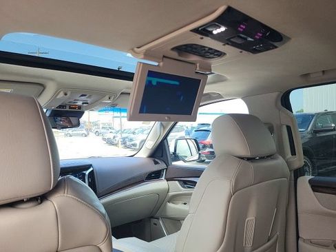 Used 2017 Cadillac Escalade ESV Luxury AWD/4WD image 3