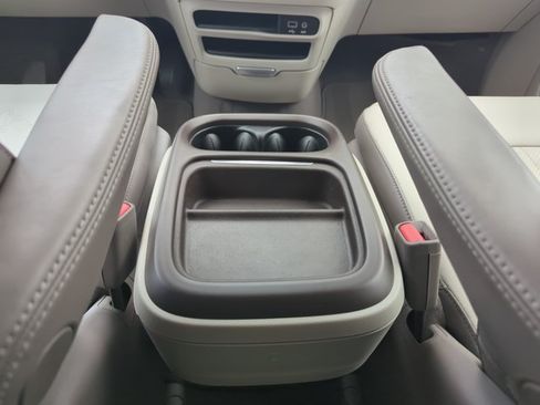 Used 2018 Chrysler Pacifica Touring-L w/ Advanced Safetytec Group FWD image 16