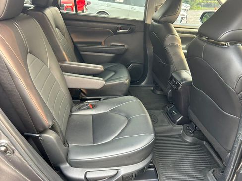 Used 2024 Toyota Highlander XLE AWD/4WD image 20