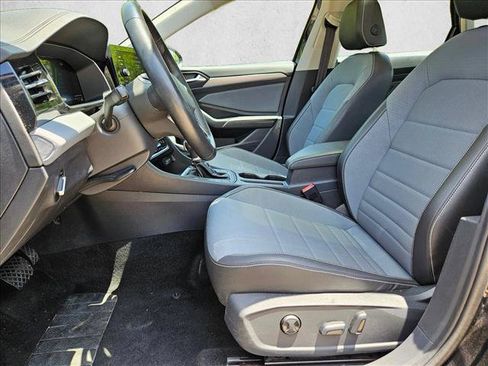 Used 2025 Volkswagen Jetta SE FWD image 16