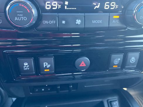 Used 2024 Nissan Titan PRO-4X w/ Pro-4x Convenience Package image 31