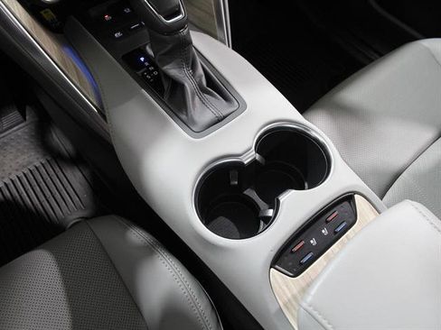 Used 2024 Toyota Venza Limited image 17