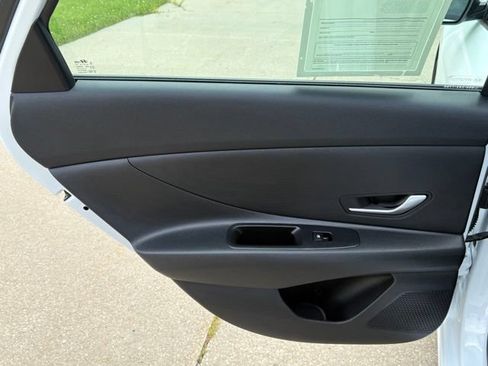 Used 2025 Hyundai Elantra Hybrid FWD image 18