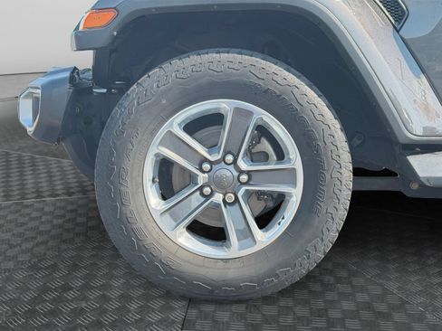 Used 2018 Jeep Wrangler Unlimited Sahara AWD/4WD image 16
