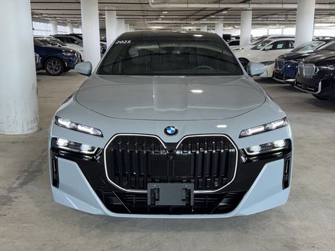 Used 2025 BMW 760i xDrive w/ Executive Package AWD/4WD image 3