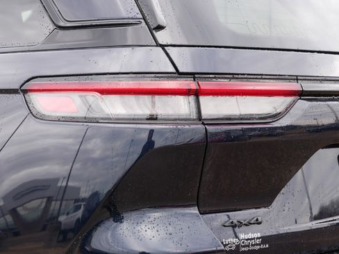 Used 2024 Jeep Grand Cherokee Limited w/ Luxury Tech Group II image 17