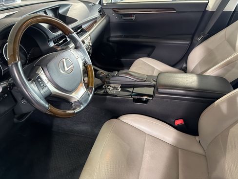Used 2015 Lexus ES 350 w/ Ultra Luxury Package FWD image 3
