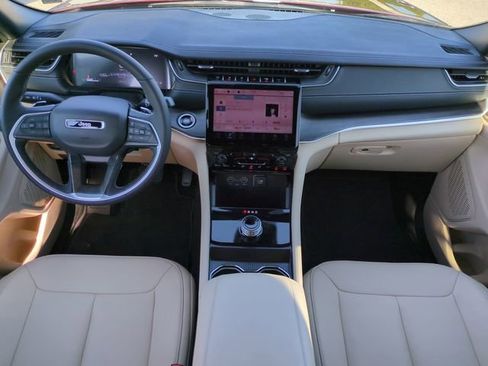 Used 2025 Jeep Grand Cherokee Limited image 16