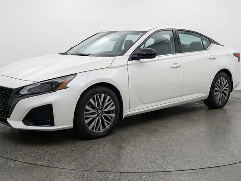 Used 2025 Nissan Altima 2.5 SV FWD image 3