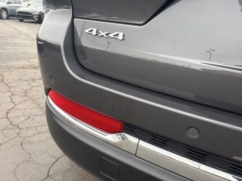 Used 2023 Jeep Grand Cherokee Laredo AWD/4WD image 11