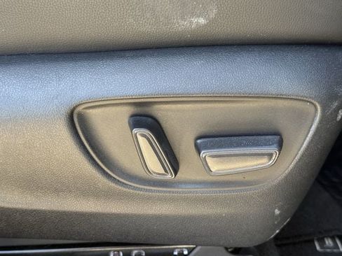 Used 2023 Toyota Highlander XLE FWD image 34