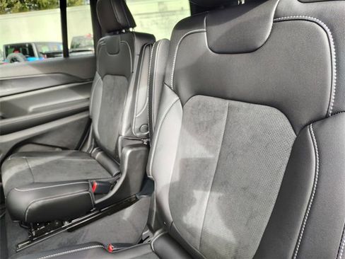 New 2025 Jeep Grand Cherokee L Altitude image 30