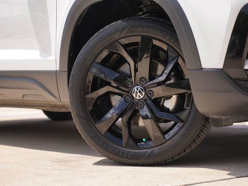 Certified 2023 Volkswagen Taos SE w/ Black Wheel Package FWD image 3