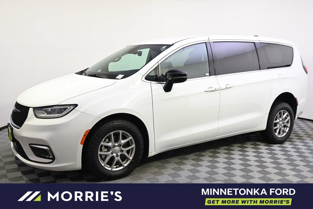 Used 2026 Chrysler Pacifica Select FWD image 4