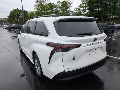 Used 2024 Toyota Sienna LE w/ LE Plus Package AWD/4WD image 5
