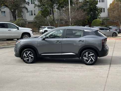 Used 2025 Nissan Kicks SV image 3