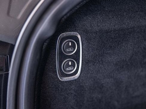Used 2021 Aston Martin DBX AWD/4WD image 17