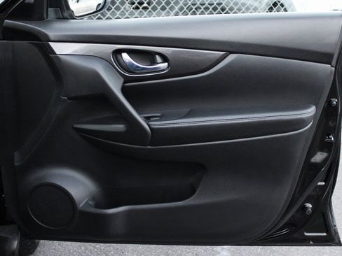 Certified 2019 Nissan Rogue SV w/ Premium Package image 18