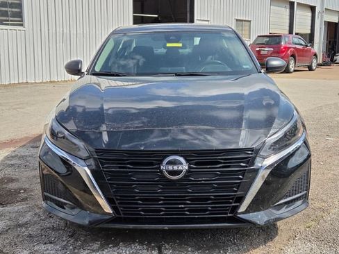 Used 2025 Nissan Altima 2.5 SV FWD image 2