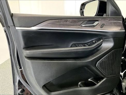 Used 2024 Jeep Grand Cherokee Limited w/ Luxury Tech Group II image 21