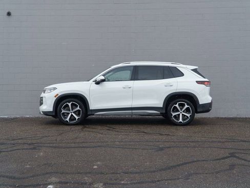 Used 2025 Volkswagen Tiguan SE w/ Panoramic Sunroof Package image 2