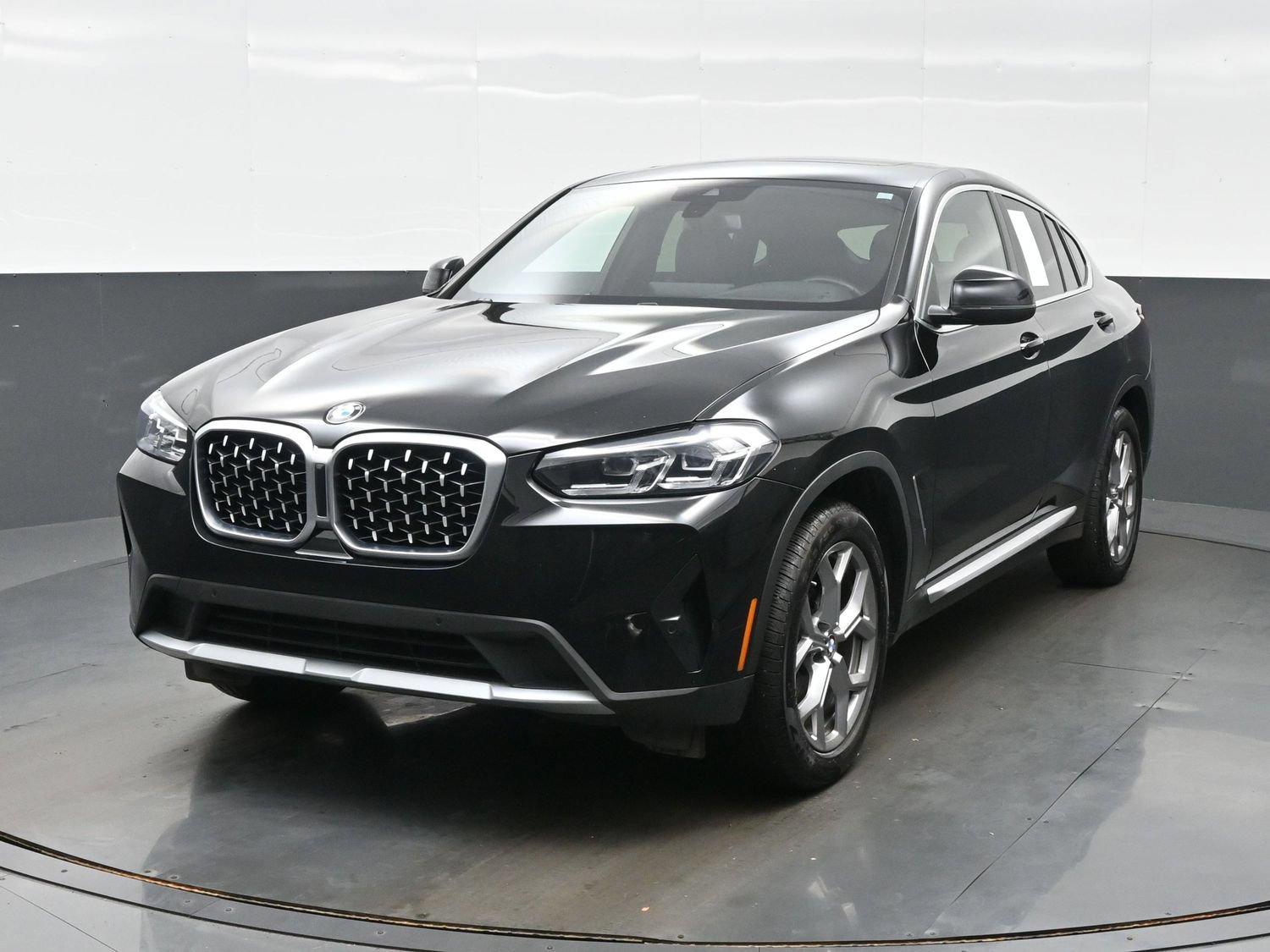 Used 2025 BMW X4 xDrive30i AWD/4WD image 1