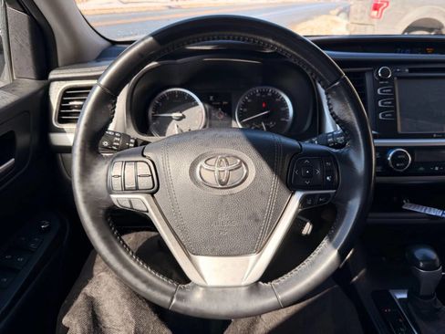 Used 2017 Toyota Highlander XLE image 11
