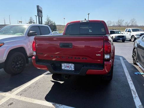Used 2019 Toyota Tacoma TRD Sport w/ Technology Package image 4