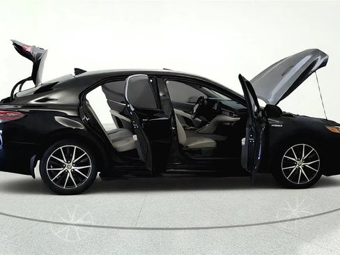Used 2021 Toyota Camry SE FWD image 12