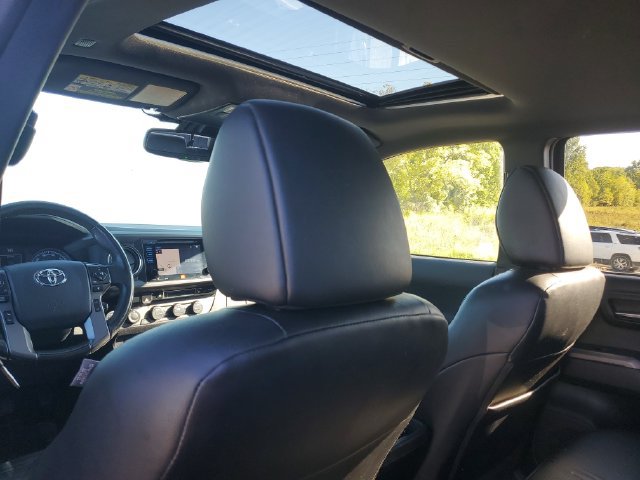 Used 2019 Toyota Tacoma TRD Sport AWD/4WD image 9
