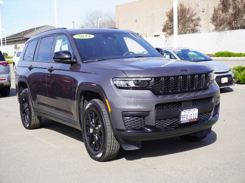 Used 2025 Jeep Grand Cherokee L Laredo image 1
