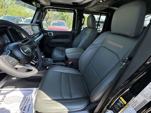 Used 2025 Jeep Gladiator Mojave AWD/4WD image 11