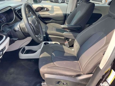 Used 2023 Chrysler Voyager LX FWD image 13