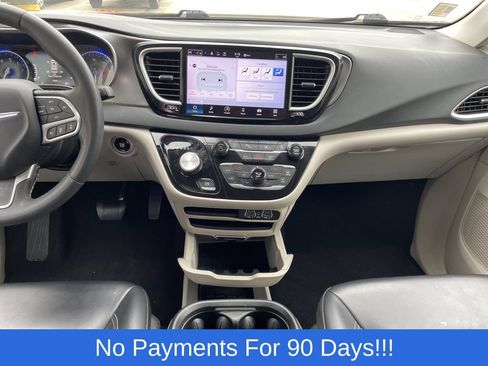 Used 2023 Chrysler Pacifica Touring-L FWD image 12