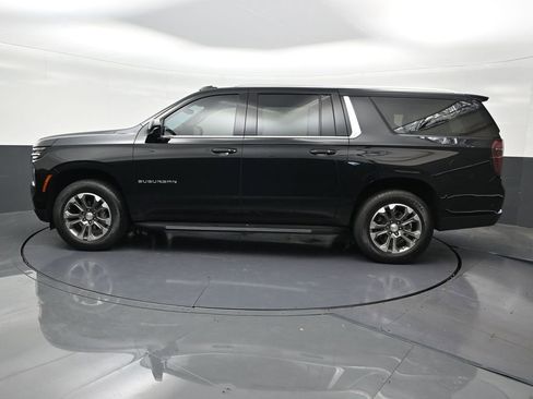 Used 2025 Chevrolet Suburban LT RWD image 2