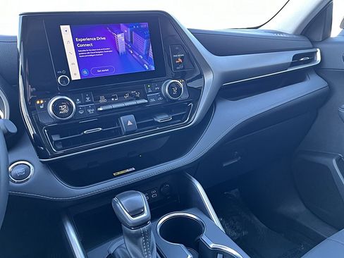 Used 2023 Toyota Highlander XLE image 8