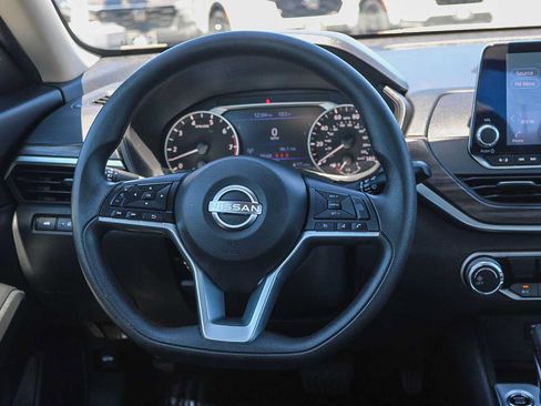 Used 2025 Nissan Altima 2.5 SV FWD image 15
