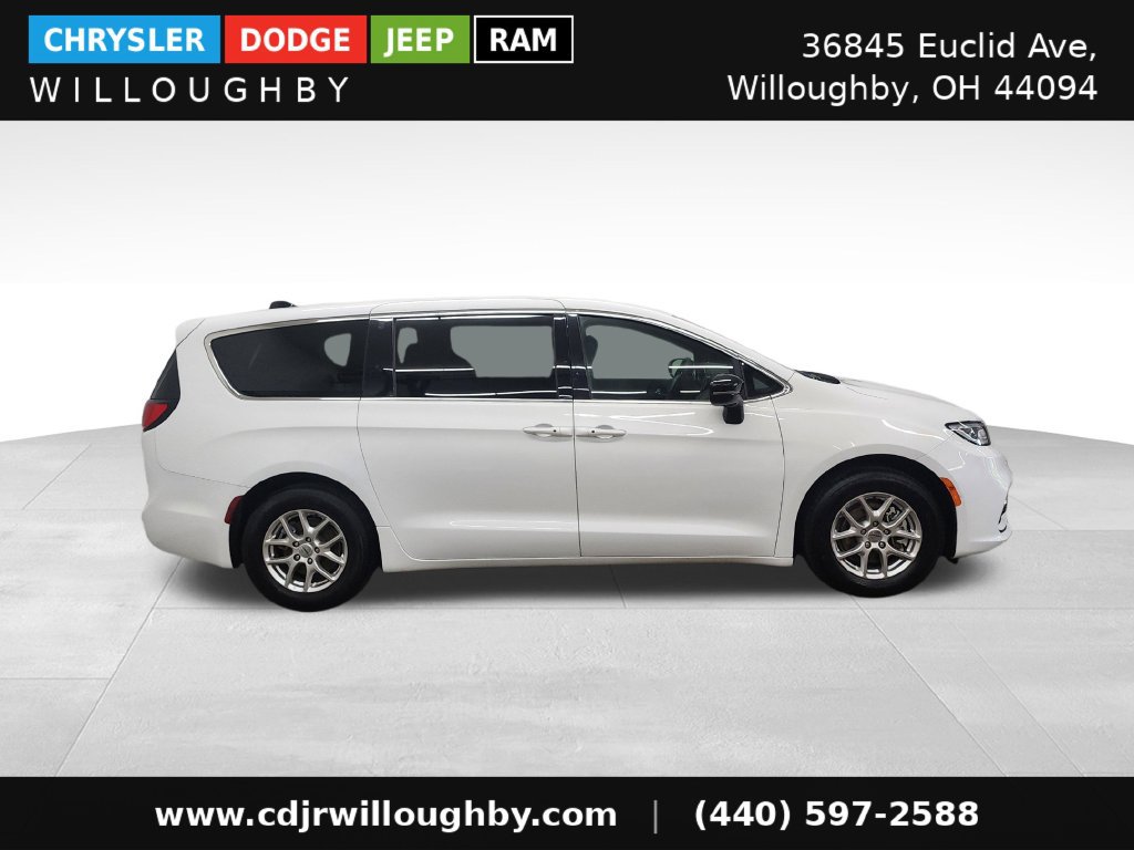 Used 2025 Chrysler Pacifica Select FWD image 4