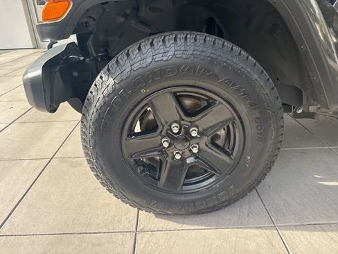 Used 2021 Jeep Gladiator Sport image 9