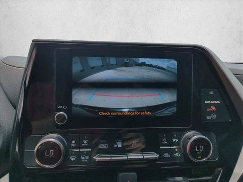 Certified 2024 Toyota Highlander LE FWD image 13