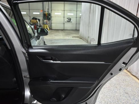 Used 2018 Toyota Camry LE FWD image 36